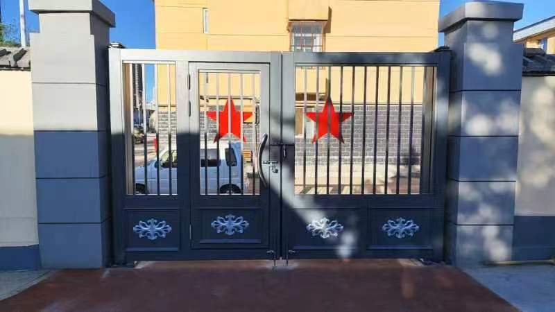 八一幼兒園平開門安裝完畢